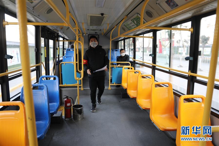 （聚焦疫情防控&middot;圖文互動(dòng)）（2）疫情下的公交司機(jī)：只要有一名乘客，我們也要堅(jiān)守！