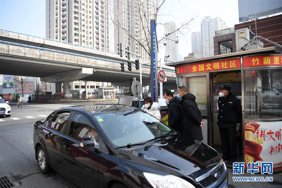 (在習(xí)近平新時代中國特色社會主義思想指引下——新時代新作為新篇章·習(xí)近平總書記關(guān)切事·圖文互動)(2)當(dāng)億萬只手緊握在一起……——戰(zhàn)“疫”一線感受中國力量