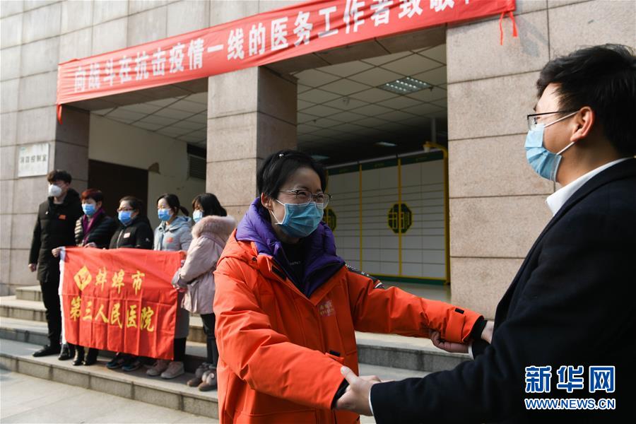 （在習(xí)近平新時(shí)代中國特色社會主義思想指引下&mdash;&mdash;新時(shí)代新作為新篇章&middot;習(xí)近平總書記關(guān)切事&middot;圖文互動）（7）當(dāng)億萬只手緊握在一起&hellip;&hellip;&mdash;&mdash;戰(zhàn)&ldquo;疫&rdquo;一線感受中國力量