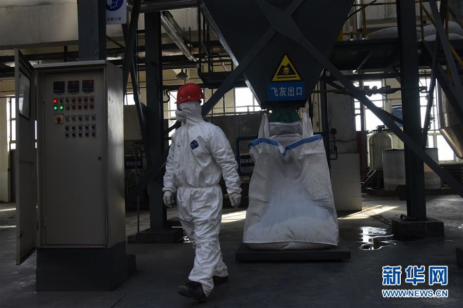 （聚焦疫情防控&middot;圖文互動(dòng)）（3）另類&ldquo;白衣戰(zhàn)士&rdquo;：堅(jiān)守醫(yī)療廢物處置第一線