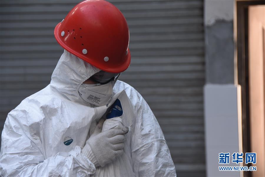 （聚焦疫情防控&middot;圖文互動(dòng)）（7）另類&ldquo;白衣戰(zhàn)士&rdquo;：堅(jiān)守醫(yī)療廢物處置第一線