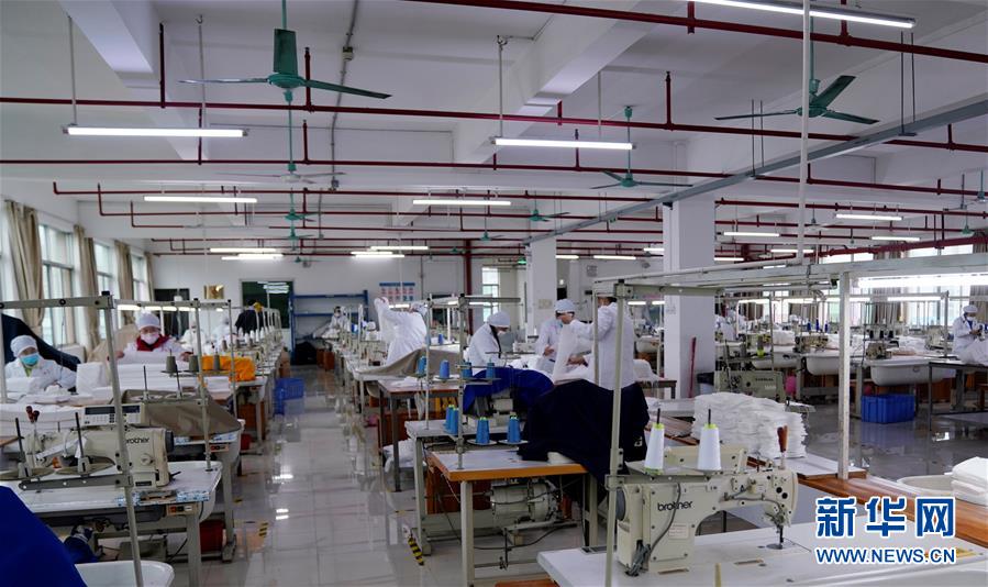 （來自經(jīng)濟(jì)前沿的故事&middot;企業(yè)復(fù)工復(fù)產(chǎn)&middot;圖文互動）（2）堅(jiān)守生產(chǎn)線就是保護(hù)&ldquo;生命線&rdquo;&mdash;&mdash;廣西部分企業(yè)復(fù)工生產(chǎn)見聞