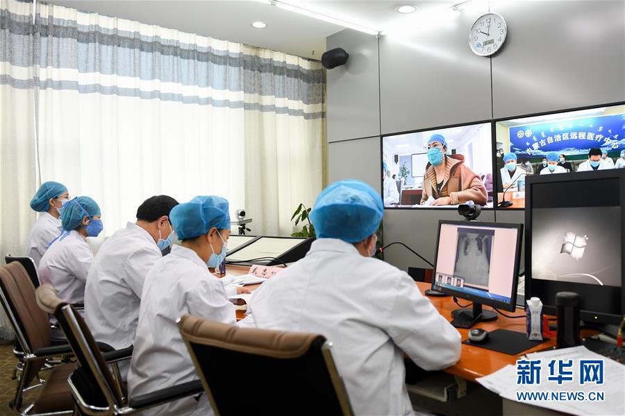 (聚焦疫情防控·圖文互動(dòng))(2)特寫(xiě):遠(yuǎn)程醫(yī)療中心里的生命接力