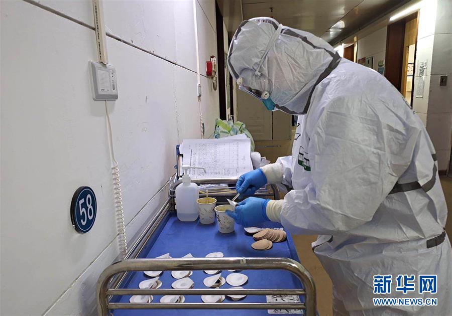 （聚焦疫情防控&middot;圖文互動）（10）參與救治新冠肺炎確診病例超八成&mdash;&mdash;中醫(yī)藥在抗擊疫情中貢獻(xiàn)力量