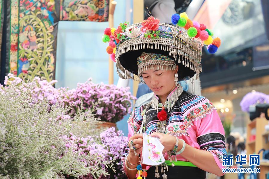 (脫貧攻堅(jiān)風(fēng)采錄·帶頭人·圖文互動(dòng))(5)背著娃繡著花 養(yǎng)活自己養(yǎng)活家——夏華和13000名大山繡娘的“中國夢(mèng)”