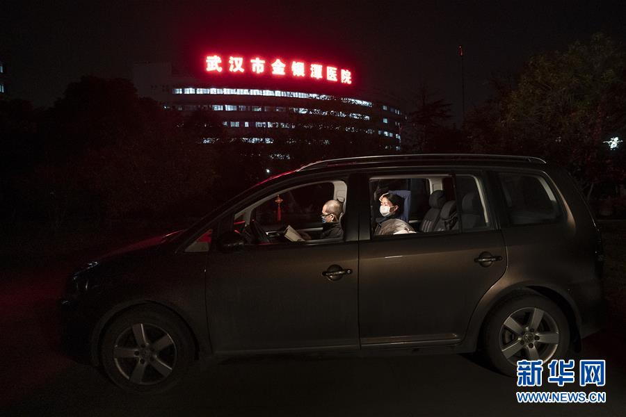 （一線抗疫群英譜&middot;圖文互動(dòng)）（1）特寫：為節(jié)省10分鐘，這對醫(yī)護(hù)夫妻&ldquo;以車為家&rdquo;