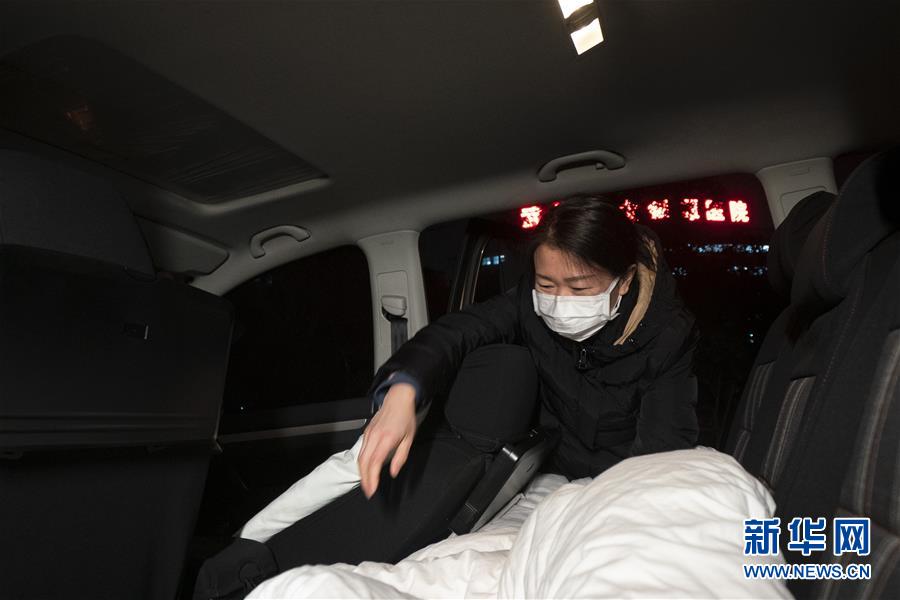 （一線抗疫群英譜&middot;圖文互動(dòng)）（2）特寫：為節(jié)省10分鐘，這對醫(yī)護(hù)夫妻&ldquo;以車為家&rdquo;