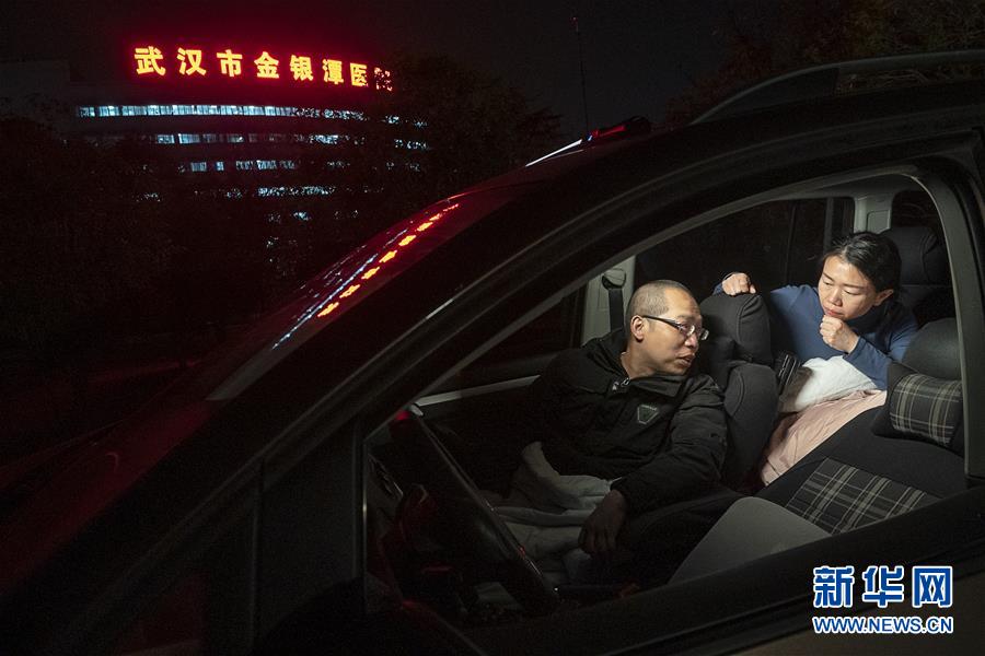 （一線抗疫群英譜&middot;圖文互動(dòng)）（3）特寫：為節(jié)省10分鐘，這對醫(yī)護(hù)夫妻&ldquo;以車為家&rdquo;