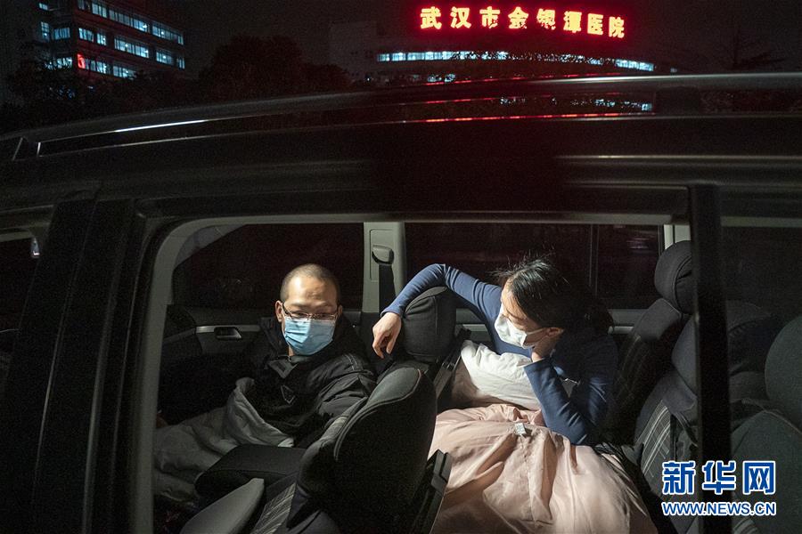 （一線抗疫群英譜&middot;圖文互動(dòng)）（4）特寫：為節(jié)省10分鐘，這對醫(yī)護(hù)夫妻&ldquo;以車為家&rdquo;