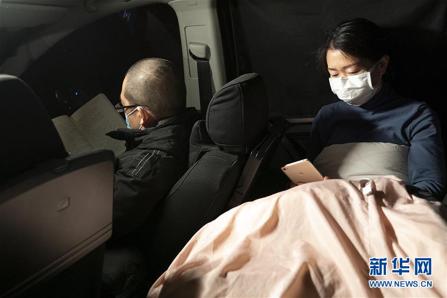 （一線抗疫群英譜&middot;圖文互動(dòng)）（5）特寫：為節(jié)省10分鐘，這對醫(yī)護(hù)夫妻&ldquo;以車為家&rdquo;