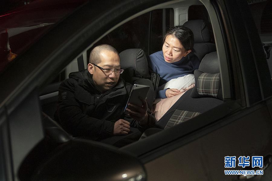 （一線抗疫群英譜&middot;圖文互動(dòng)）（7）特寫：為節(jié)省10分鐘，這對醫(yī)護(hù)夫妻&ldquo;以車為家&rdquo;