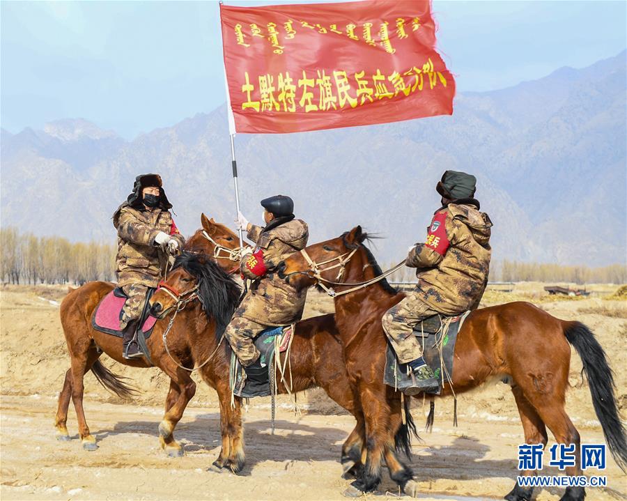 (聚焦疫情防控·圖文互動)(3)行進(jìn)在鄉(xiāng)間的馬背巡邏隊(duì)