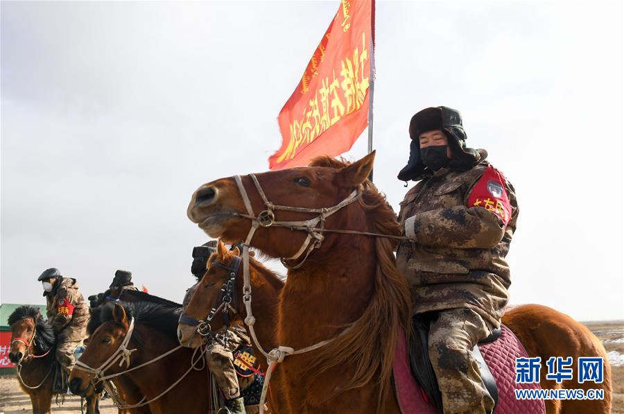 (聚焦疫情防控·圖文互動)(5)行進(jìn)在鄉(xiāng)間的馬背巡邏隊(duì)