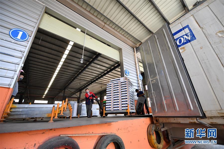 (圖文互動(dòng))(2)展會(huì)變直播 員工變網(wǎng)紅——千億元家具產(chǎn)業(yè)別樣復(fù)工復(fù)產(chǎn)路