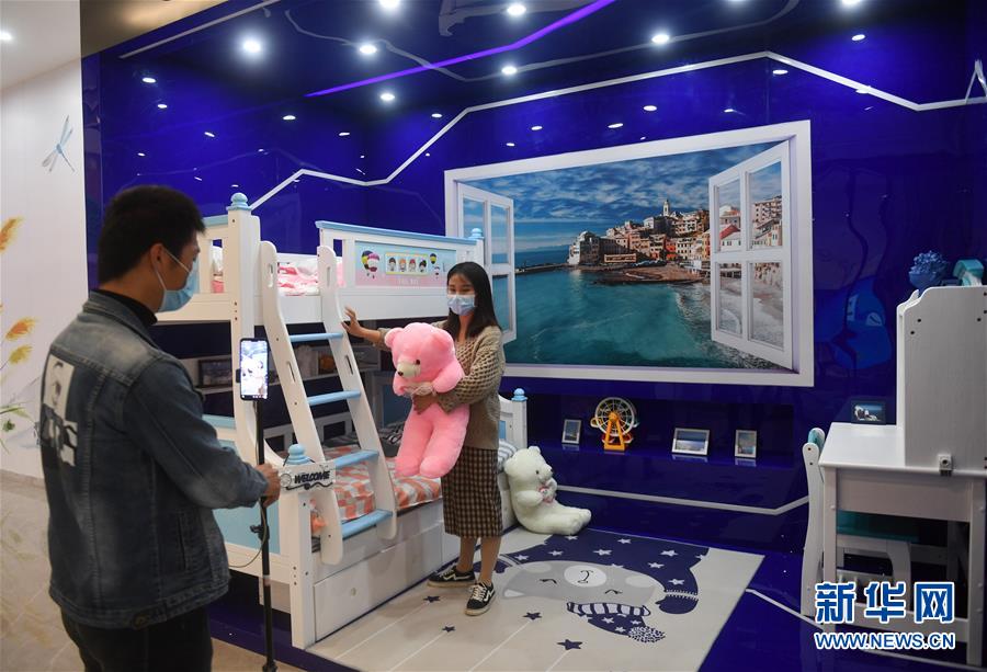 (圖文互動(dòng))(9)展會(huì)變直播 員工變網(wǎng)紅——千億元家具產(chǎn)業(yè)別樣復(fù)工復(fù)產(chǎn)路