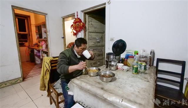 2082852_(新媒體組圖附視頻)應(yīng)急車隊司_5.jpg 2082852_(新媒體組圖附視頻)應(yīng)急車隊司_5.jpg