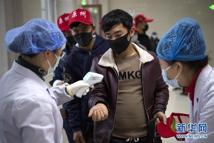 (在習(xí)近平新時(shí)代中國(guó)特色社會(huì)主義思想指引下——新時(shí)代新作為新篇章·習(xí)近平總書記關(guān)切事·圖文互動(dòng))(5)戰(zhàn)“疫”戰(zhàn)“貧”都要贏——脫貧攻堅(jiān)一線打響兩場(chǎng)硬仗