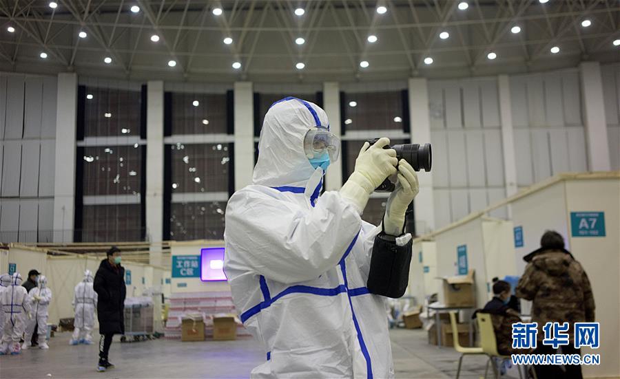 （一線(xiàn)抗疫群英譜&middot;特稿&middot;圖文互動(dòng)）（4）不畏艱險(xiǎn)，深入一線(xiàn)&mdash;&mdash;&ldquo;武漢保衛(wèi)戰(zhàn)&rdquo;一線(xiàn)新聞工作者素描