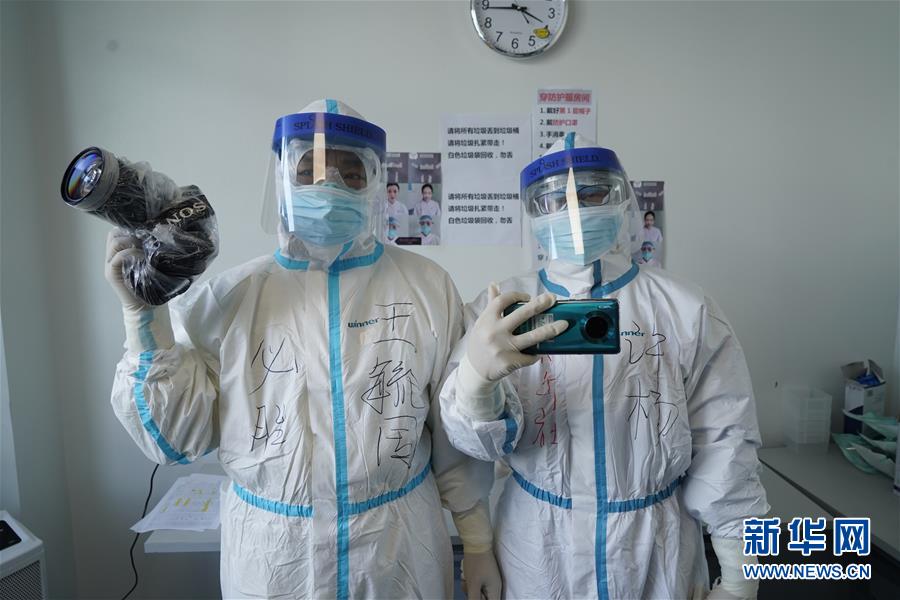 （一線(xiàn)抗疫群英譜&middot;特稿&middot;圖文互動(dòng)）（1）不畏艱險(xiǎn)，深入一線(xiàn)&mdash;&mdash;&ldquo;武漢保衛(wèi)戰(zhàn)&rdquo;一線(xiàn)新聞工作者素描