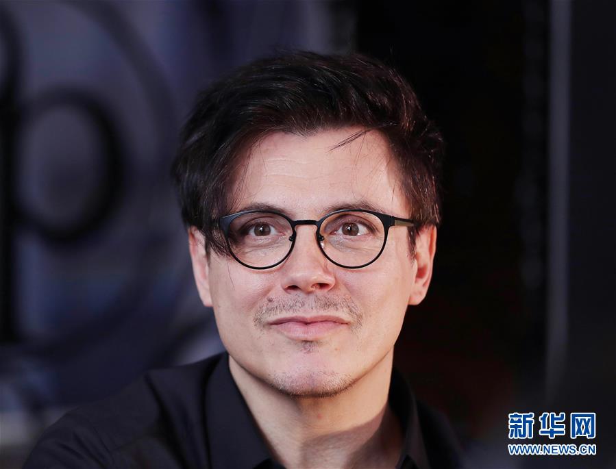 （國際&middot;圖文互動）（6）通訊：手牽手，我們共同驅散陰霾&mdash;&mdash;法國音樂人創(chuàng)作抗疫歌曲背后的故事