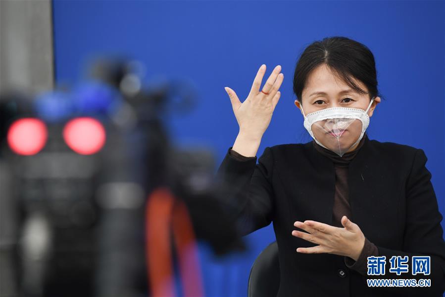 (圖文互動)(2)一個(gè)“透明口罩”的故事——手語播報(bào)員冷新雪的“無聲關(guān)愛”