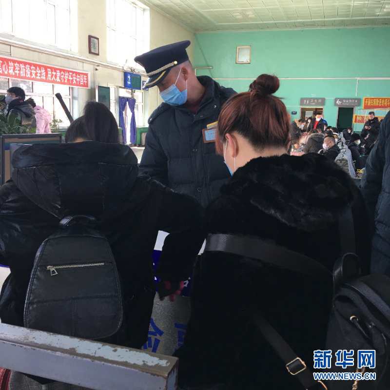 (新華網(wǎng)·圖文互動)(2)疫情下,小站鐵路安檢員收獲10多萬粉絲