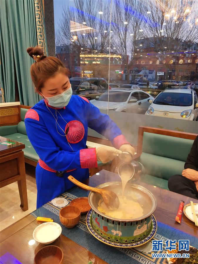 （圖文互動(dòng)）（2）特寫：限人數(shù)、分餐吃、用公筷&mdash;&mdash;偏遠(yuǎn)小城&ldquo;吃飯&rdquo;見(jiàn)聞