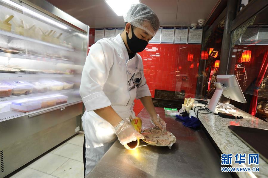 （圖文互動(dòng)）（4）特寫：限人數(shù)、分餐吃、用公筷&mdash;&mdash;偏遠(yuǎn)小城&ldquo;吃飯&rdquo;見(jiàn)聞