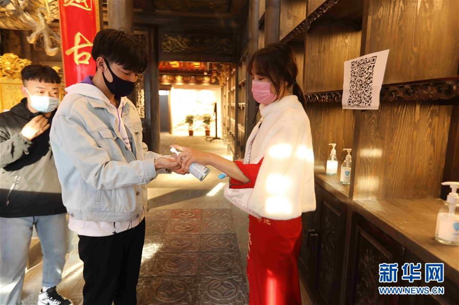 （圖文互動(dòng)）（5）特寫：限人數(shù)、分餐吃、用公筷&mdash;&mdash;偏遠(yuǎn)小城&ldquo;吃飯&rdquo;見(jiàn)聞