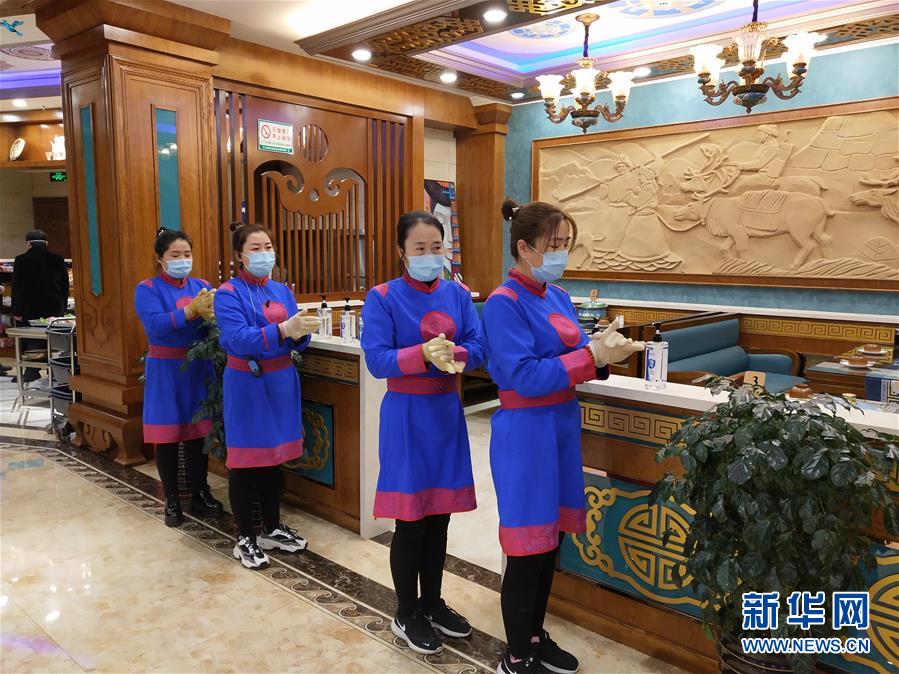 （圖文互動(dòng)）（6）特寫：限人數(shù)、分餐吃、用公筷&mdash;&mdash;偏遠(yuǎn)小城&ldquo;吃飯&rdquo;見(jiàn)聞