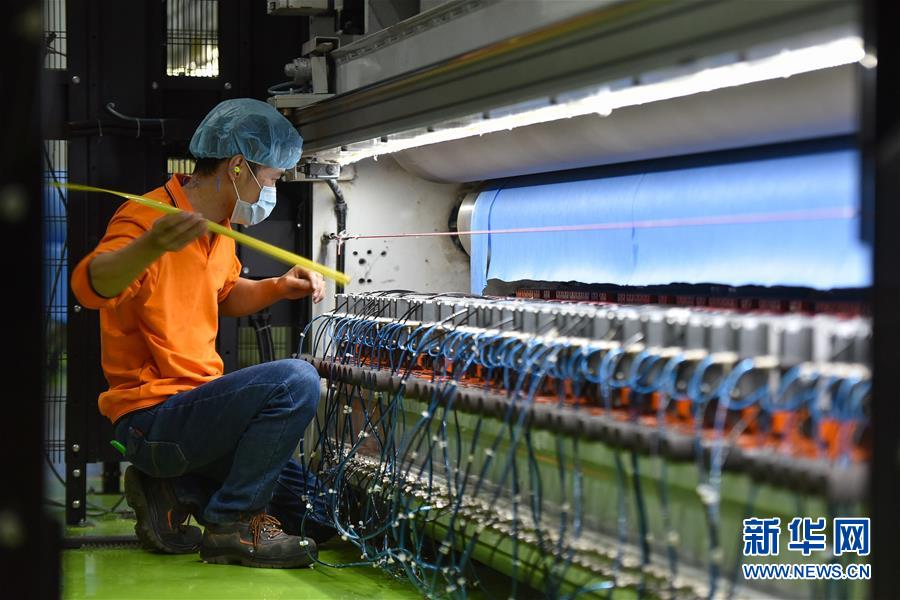 (在習(xí)近平新時(shí)代中國(guó)特色社會(huì)主義思想指引下——新時(shí)代新作為新篇章·習(xí)近平總書(shū)記關(guān)切事·圖文互動(dòng))(20)精準(zhǔn)發(fā)力抓統(tǒng)籌——各地落實(shí)“分區(qū)分級(jí)”有序恢復(fù)生產(chǎn)生活