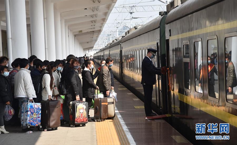 （新華全媒頭條&middot;圖文互動）（2）暢通復(fù)工復(fù)產(chǎn)&ldquo;生命線&rdquo;&mdash;&mdash;全國恢復(fù)正常交通運(yùn)輸秩序