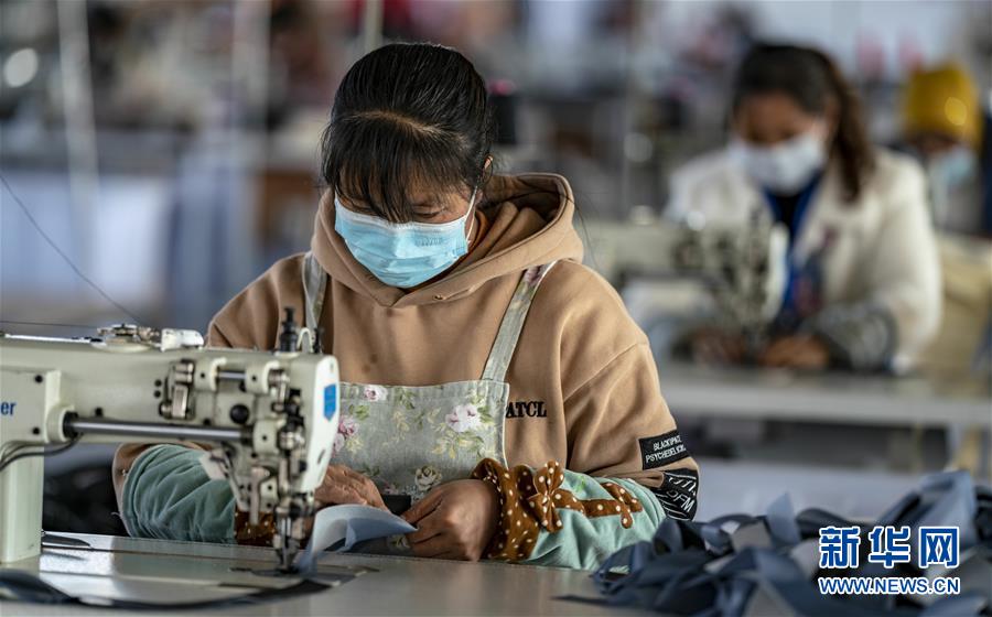 （在習(xí)近平新時(shí)代中國特色社會主義思想指引下&mdash;&mdash;新時(shí)代新作為新篇章&middot;習(xí)近平總書記關(guān)切事&middot;圖文互動(dòng)）（1）戰(zhàn)&ldquo;疫&rdquo;要?jiǎng)艜r(shí)，戰(zhàn)&ldquo;貧&rdquo;再加把勁！&mdash;&mdash;中央各部門助力脫貧攻堅(jiān)很給力