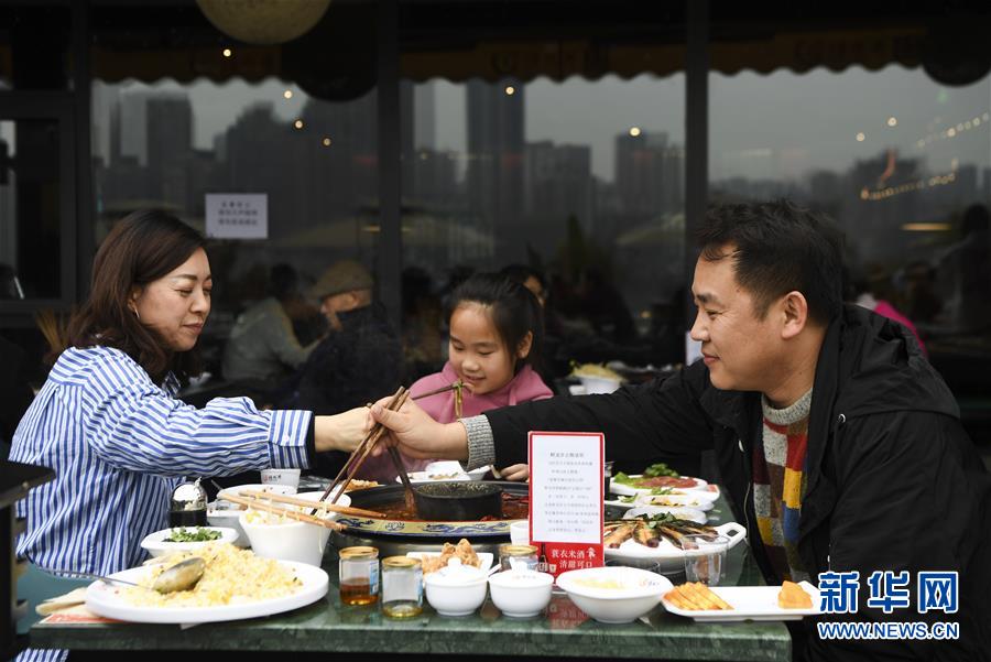 （聚焦復(fù)工復(fù)產(chǎn)&middot;圖文互動）（4）重慶兩江又飄火鍋香