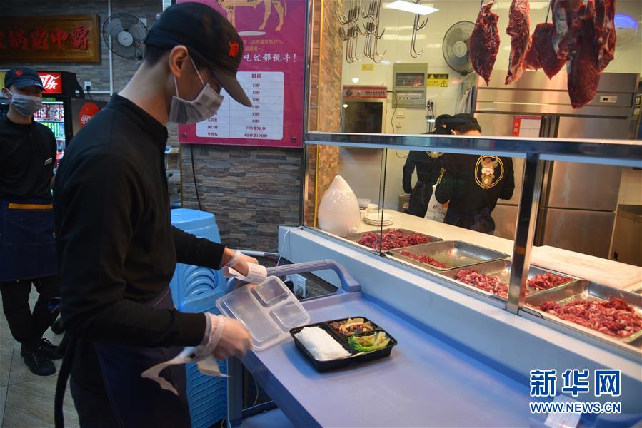 （聚焦復(fù)工復(fù)產(chǎn)&middot;圖文互動）（3）觸網(wǎng)接單、開發(fā)簡餐、直播賣貨&mdash;&mdash;餐企換招自救