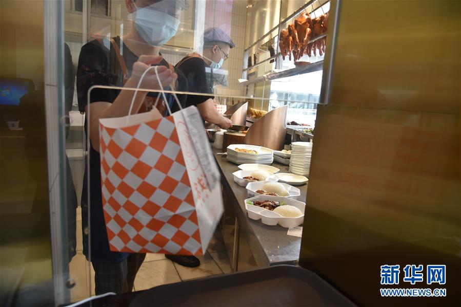 （聚焦復(fù)工復(fù)產(chǎn)&middot;圖文互動）（4）觸網(wǎng)接單、開發(fā)簡餐、直播賣貨&mdash;&mdash;餐企換招自救