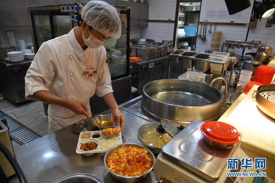 （聚焦復(fù)工復(fù)產(chǎn)&middot;圖文互動）（5）觸網(wǎng)接單、開發(fā)簡餐、直播賣貨&mdash;&mdash;餐企換招自救