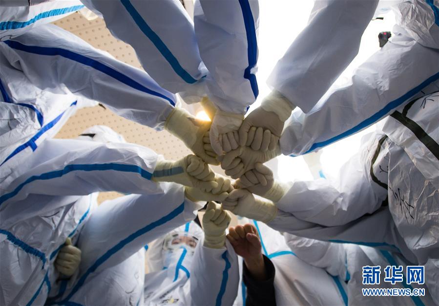 (新華全媒頭條·在習(xí)近平新時代中國特色社會主義思想指引下——新時代新作為新篇章·圖文互動)(2)同心戰(zhàn)“疫”彰顯人民至上——各地各部門貫徹落實(shí)習(xí)近平總書記重要指示精神統(tǒng)籌推進(jìn)疫情防控和經(jīng)濟(jì)社會發(fā)展