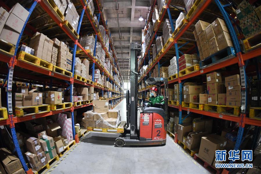 (新華全媒頭條·在習(xí)近平新時代中國特色社會主義思想指引下——新時代新作為新篇章·圖文互動)(9)同心戰(zhàn)“疫”彰顯人民至上——各地各部門貫徹落實(shí)習(xí)近平總書記重要指示精神統(tǒng)籌推進(jìn)疫情防控和經(jīng)濟(jì)社會發(fā)展