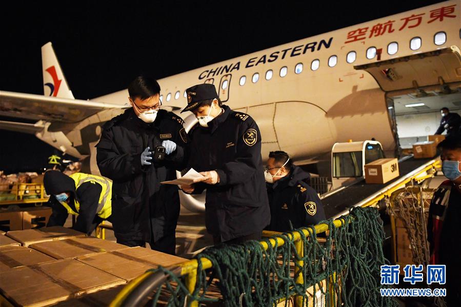 (新華全媒頭條·在習(xí)近平新時代中國特色社會主義思想指引下——新時代新作為新篇章·圖文互動)(11)同心戰(zhàn)“疫”彰顯人民至上——各地各部門貫徹落實(shí)習(xí)近平總書記重要指示精神統(tǒng)籌推進(jìn)疫情防控和經(jīng)濟(jì)社會發(fā)展