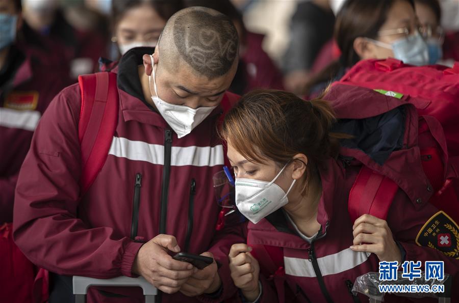 （新華全媒頭條&middot;圖文互動(dòng)）（9）最美逆行者，武漢永遠(yuǎn)記得你！&mdash;&mdash;首批援鄂醫(yī)療隊(duì)返程紀(jì)實(shí)