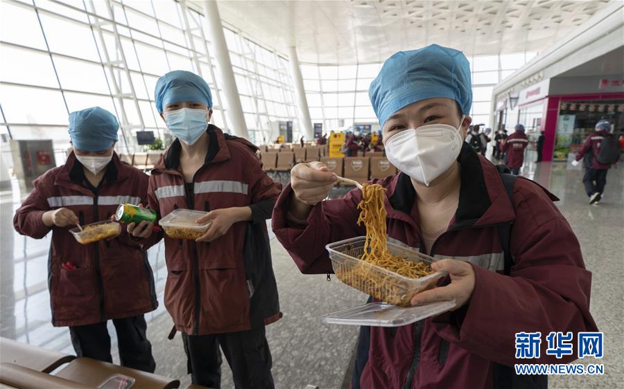 （新華全媒頭條&middot;圖文互動(dòng)）（13）最美逆行者，武漢永遠(yuǎn)記得你！&mdash;&mdash;首批援鄂醫(yī)療隊(duì)返程紀(jì)實(shí)