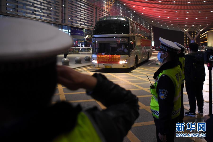 （新華全媒頭條&middot;圖文互動(dòng)）（15）最美逆行者，武漢永遠(yuǎn)記得你！&mdash;&mdash;首批援鄂醫(yī)療隊(duì)返程紀(jì)實(shí)