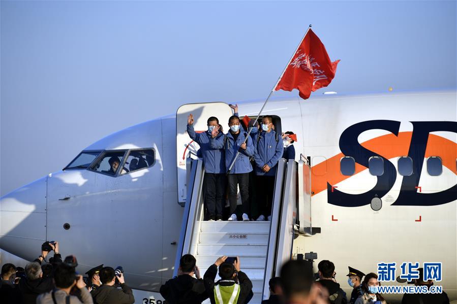 （新華全媒頭條&middot;圖文互動(dòng)）（16）最美逆行者，武漢永遠(yuǎn)記得你！&mdash;&mdash;首批援鄂醫(yī)療隊(duì)返程紀(jì)實(shí)