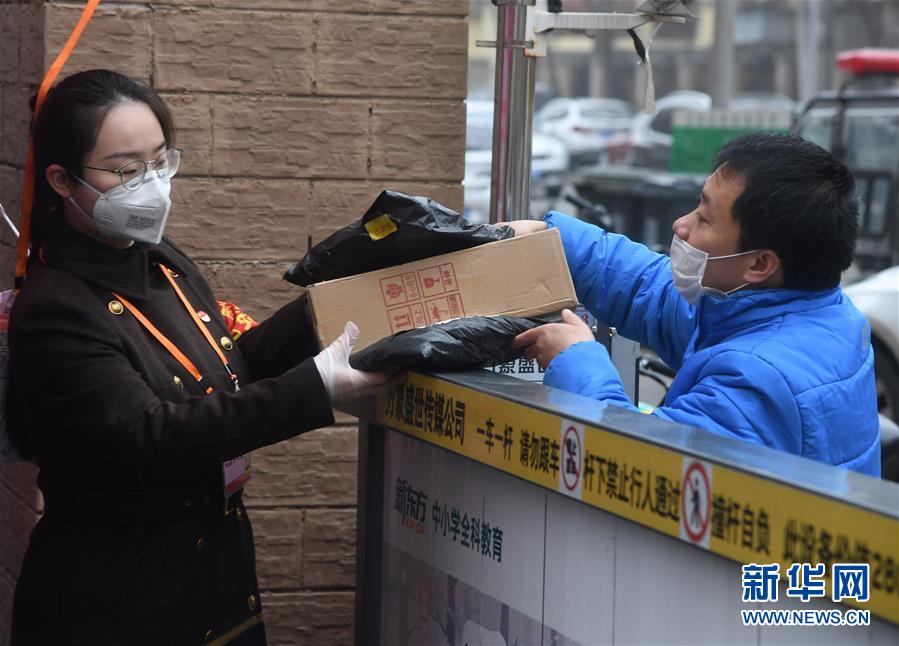 （習(xí)近平致敬的戰(zhàn)&ldquo;疫&rdquo;英雄&middot;社區(qū)工作者篇&middot;圖文互動）（3）他們，堅(jiān)守一線戰(zhàn)風(fēng)雨