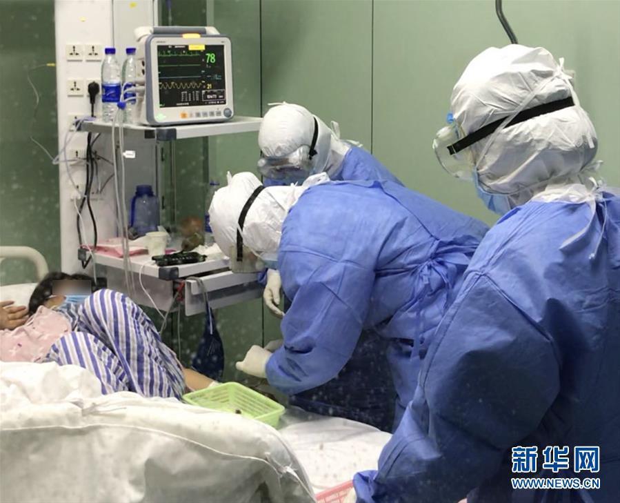 （一線抗疫群英譜&middot;圖文互動）（1）除夕夜奔赴隔離重癥病房的侯坤