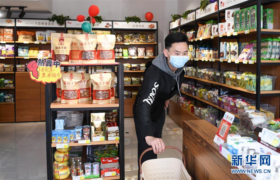 (新華全媒頭條·圖文互動)(4)在艱難中重啟 在陣痛中復(fù)蘇——湖北推動安全有序復(fù)工復(fù)產(chǎn)掃描