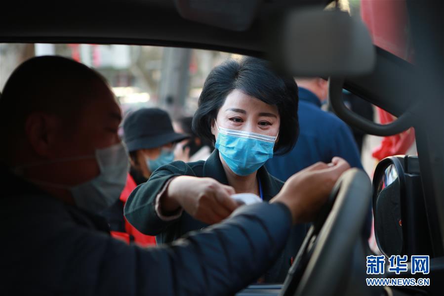 （習(xí)近平致敬的戰(zhàn)&ldquo;疫&rdquo;英雄&middot;下沉干部篇&middot;圖文互動(dòng)）（2）他們，挺身而出守防線