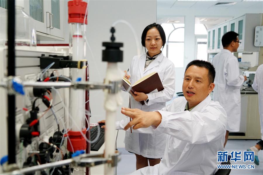 （習(xí)近平致敬的戰(zhàn)&ldquo;疫&rdquo;英雄&middot;科技工作者篇&middot;圖文互動）（2）他們，爭分奪秒與病魔較量