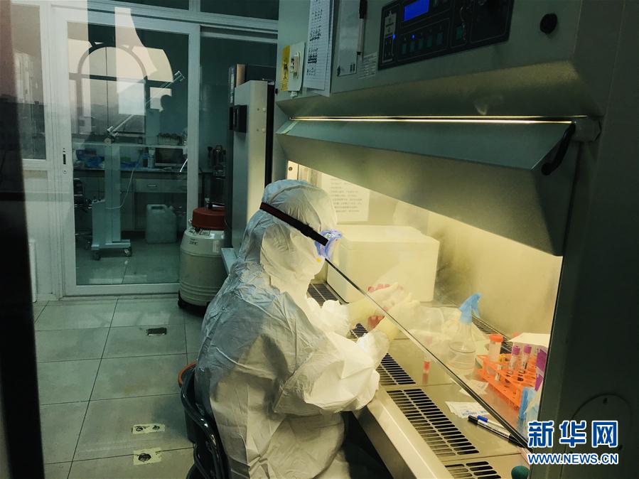 （習(xí)近平致敬的戰(zhàn)&ldquo;疫&rdquo;英雄&middot;科技工作者篇&middot;圖文互動）（3）他們，爭分奪秒與病魔較量